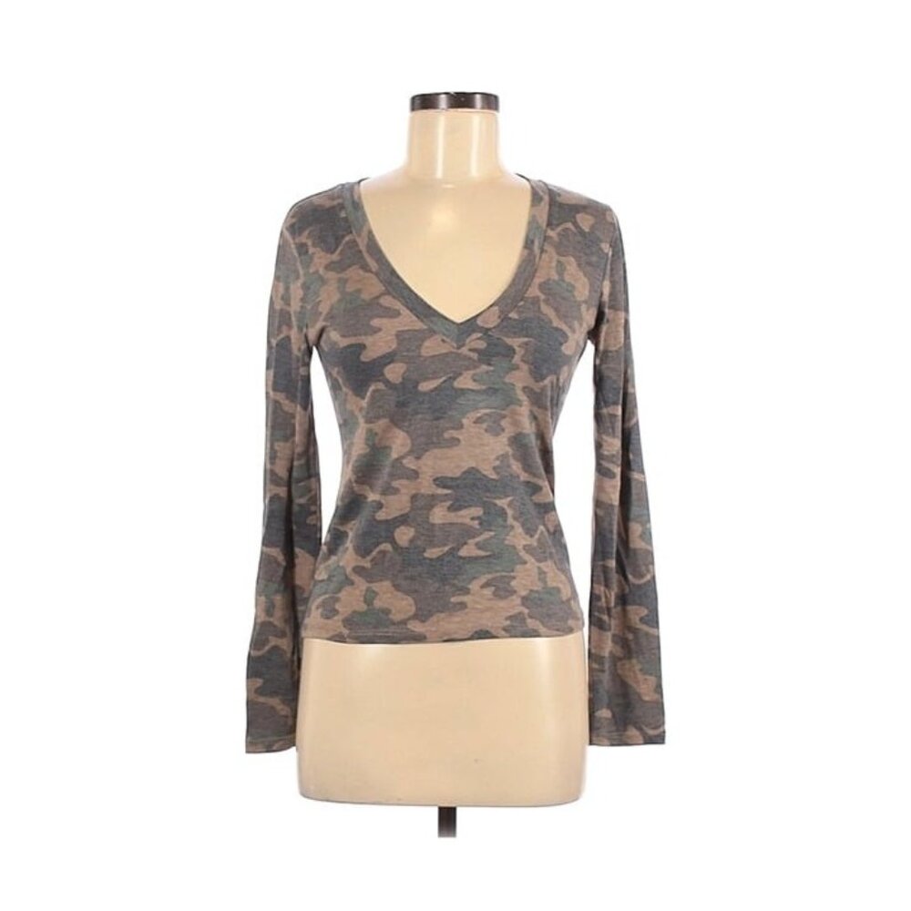 EUC Bird & Vine Size Medium Long Sleeve Tshirt Soft Camo V-neck Tee Stars Detail